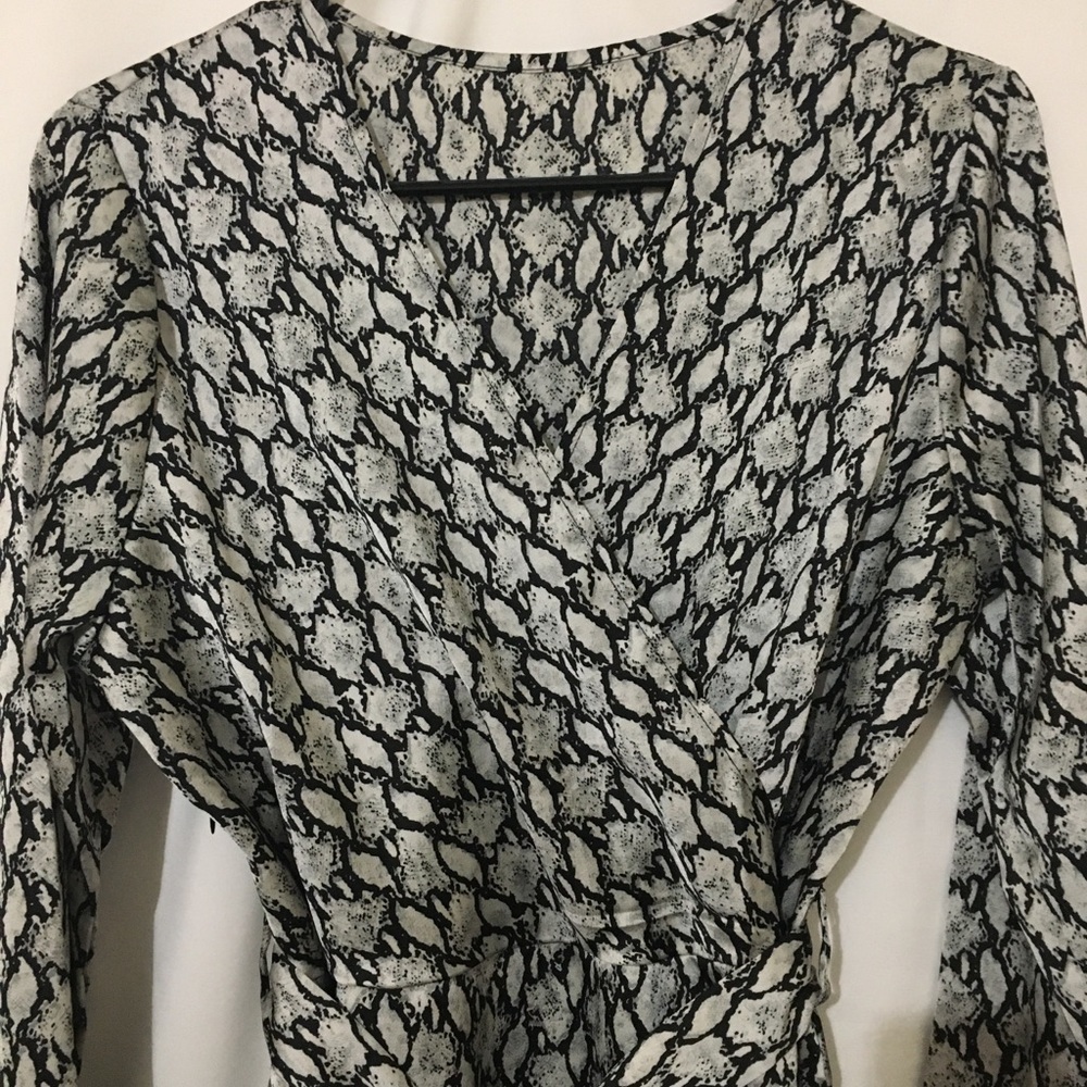 3/$28❤️Snake Print  Dress V neck - Picture 2 of 12